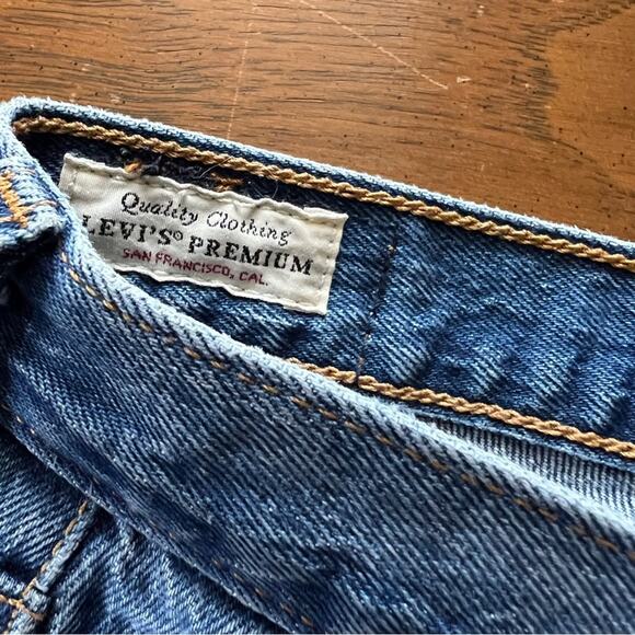 Levi’s Premium Wedgie Straight Leg Button-Fly Distressed Jean - Picture 5 of 5